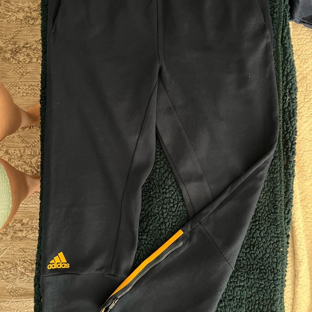 Womens team issued travel jogger. Navy and gold. Size large. 29” inseam.